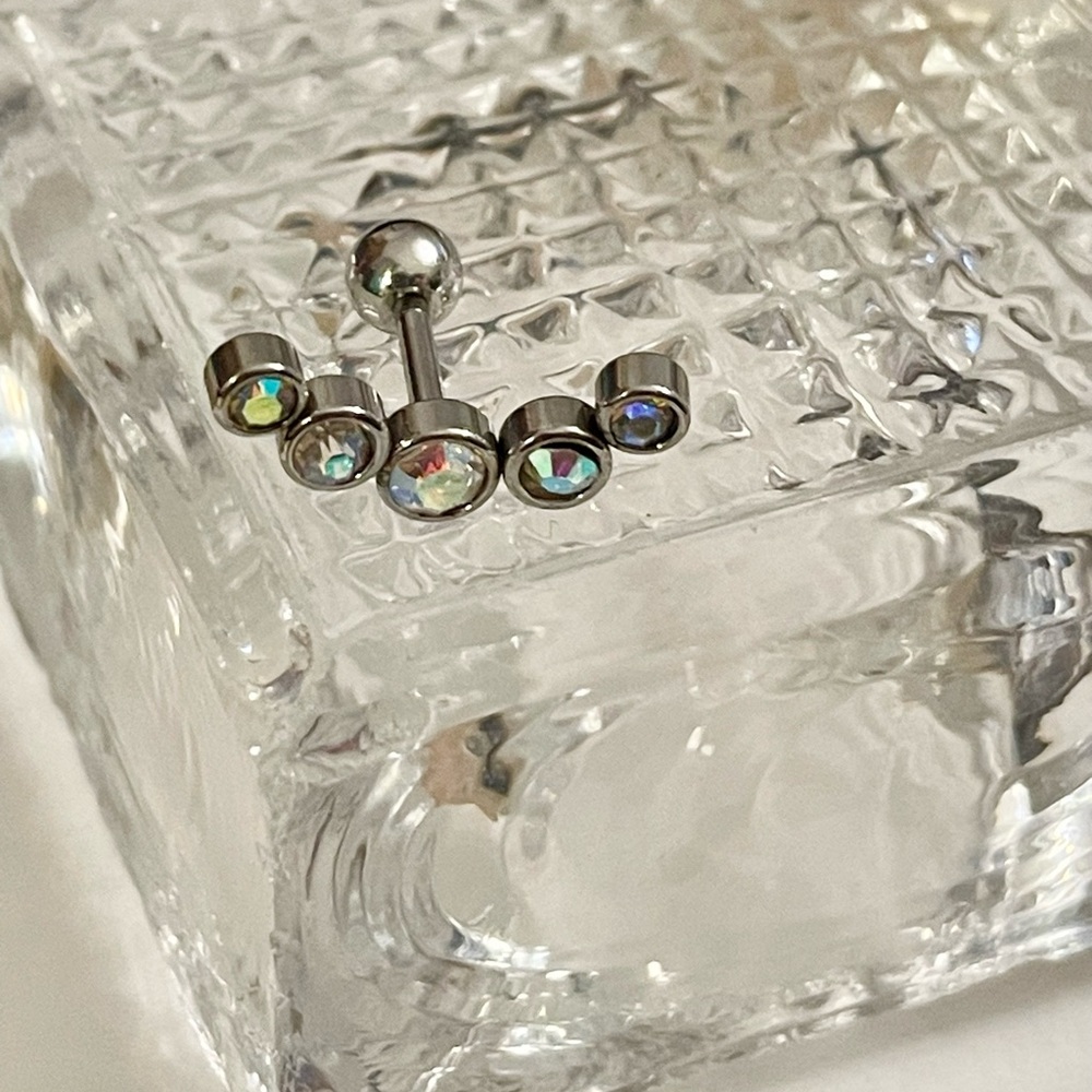 1Pc Iridescent CZ 16g- Surgical Stainless Cartilage/ Helix/Tragus Stud NWT - Picture 12 of 13